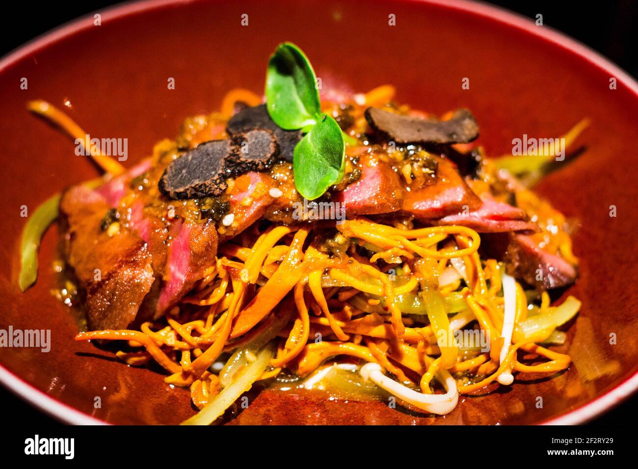 un bol de nouilles chinoises avec du bœuf wagyu et truffe noire Banque D'Images
