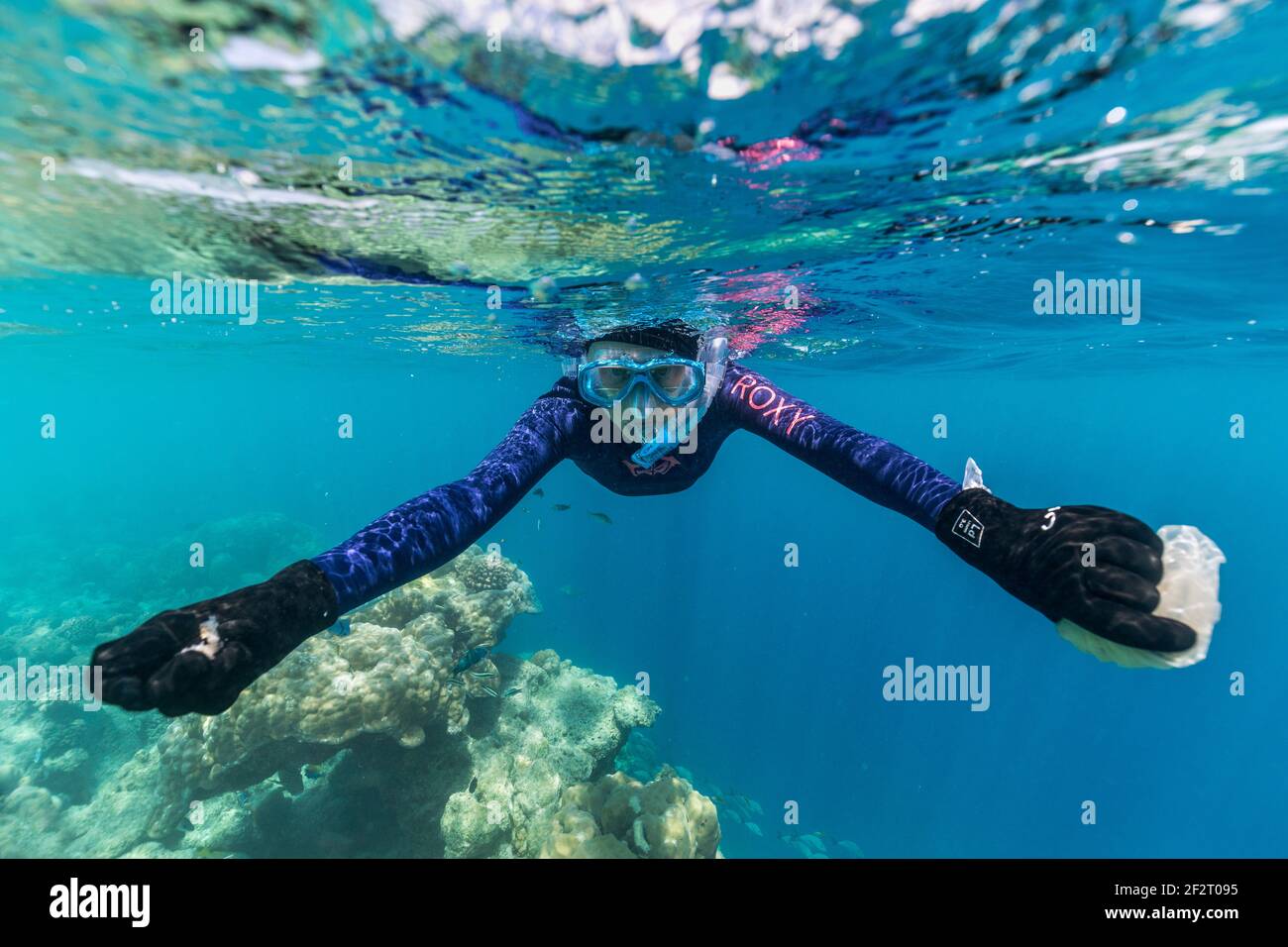 Femme plongée avec tuba; Maldives Banque D'Images