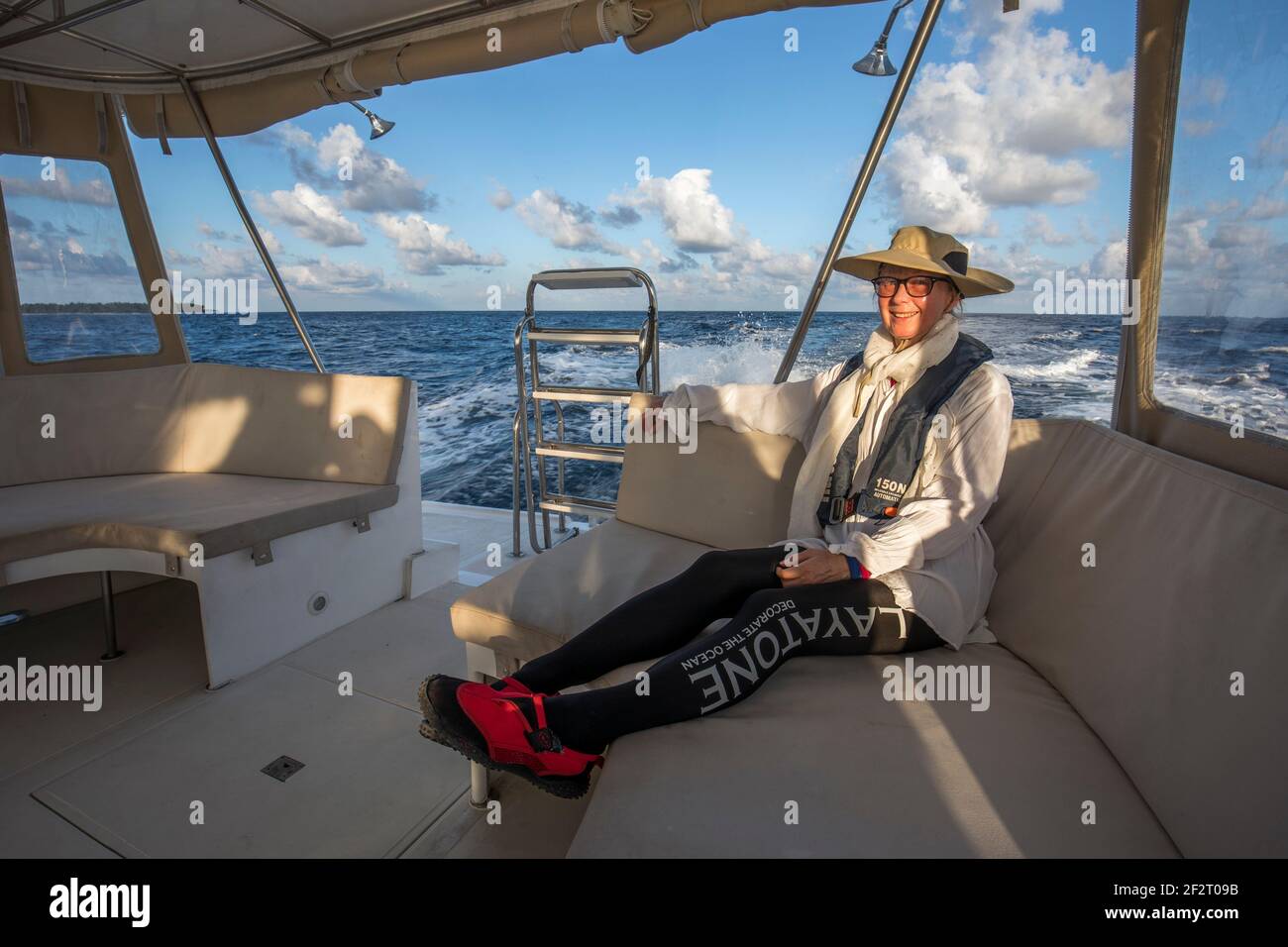 Voyage en bateau aux Maldives ; femme Banque D'Images