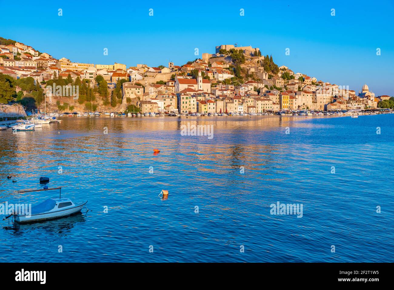 Ligne d'horizon de Sibenik avec la cathédrale Saint-Jacques et la forteresse de Saint-Michel, Croatie Banque D'Images