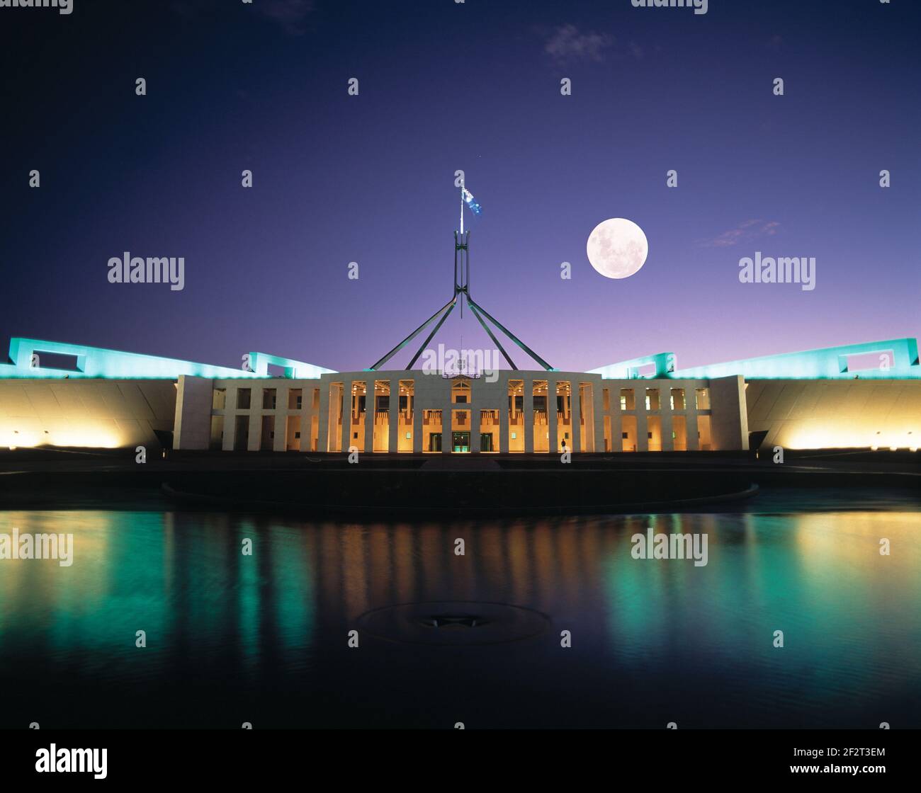 Australie. AGIR. Canberra. Nouvelle Chambre du Parlement avec pleine lune. Banque D'Images