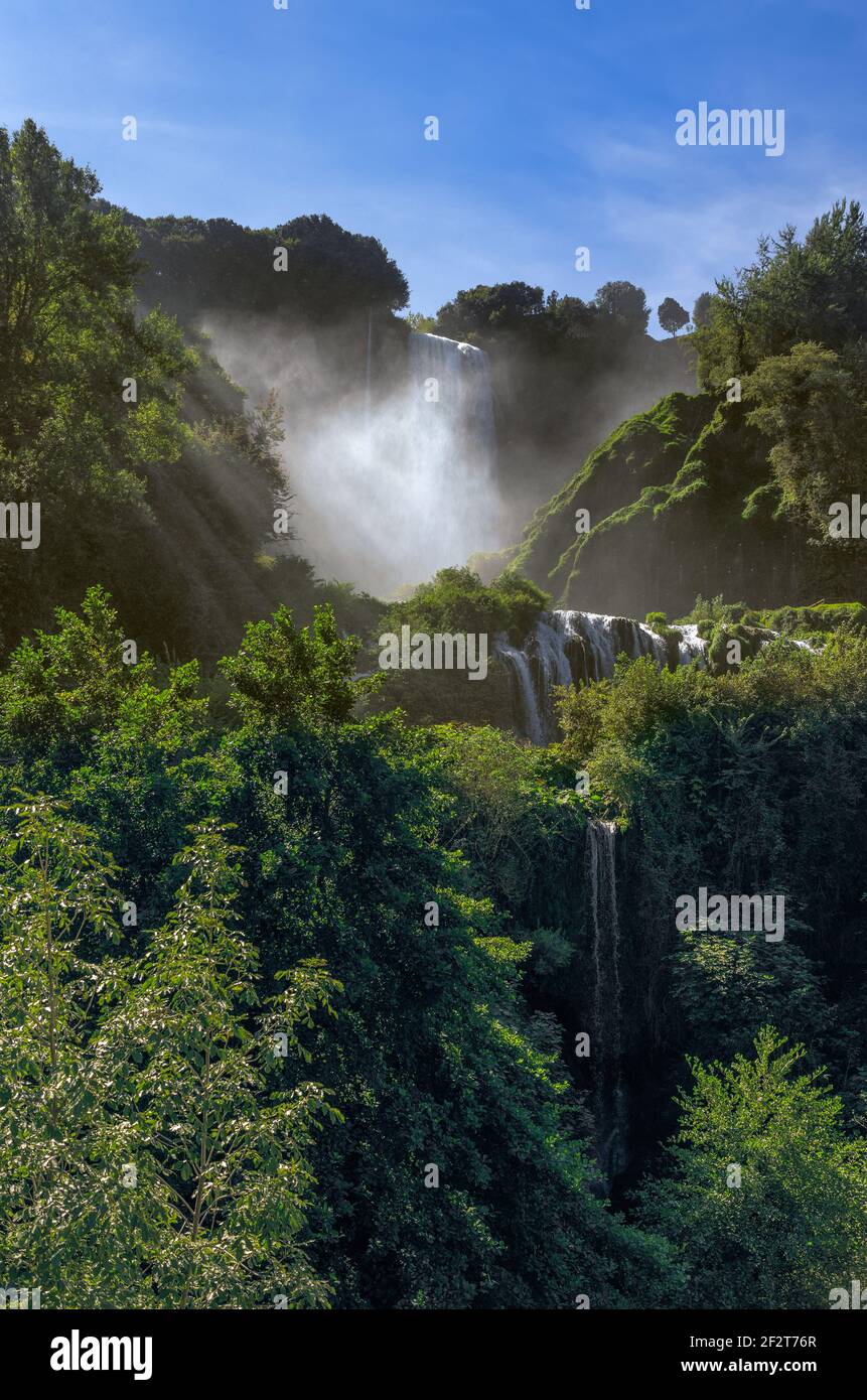 Belle vue sur les cascades de Marmore (Cascate delle Marmore), Ombrie, Italie Banque D'Images
