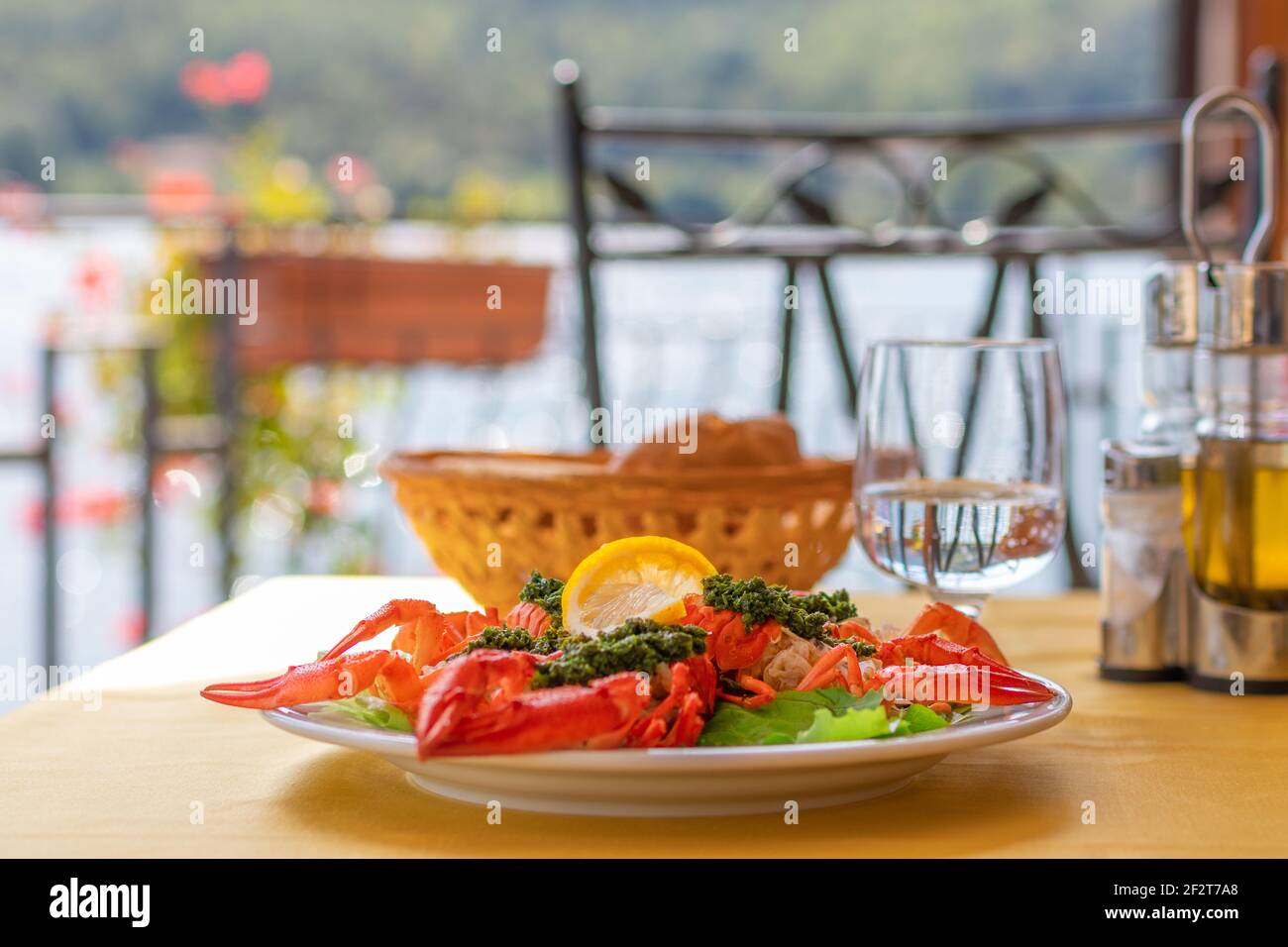 Hors-d'œuvre italien aux crevettes d'eau douce. Un apéritif typique sur le lac Piediluco. Ombrie, Italie Banque D'Images