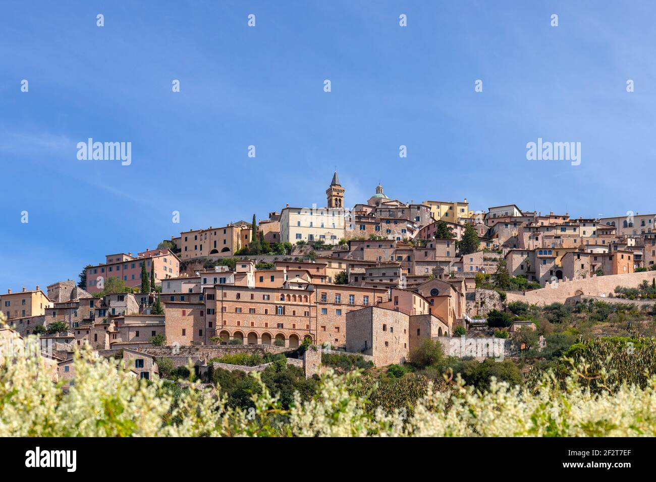 Belle vue panoramique sur la ville médiévale de Trevi. Trevi, Pérouse, Ombrie, Italie Banque D'Images