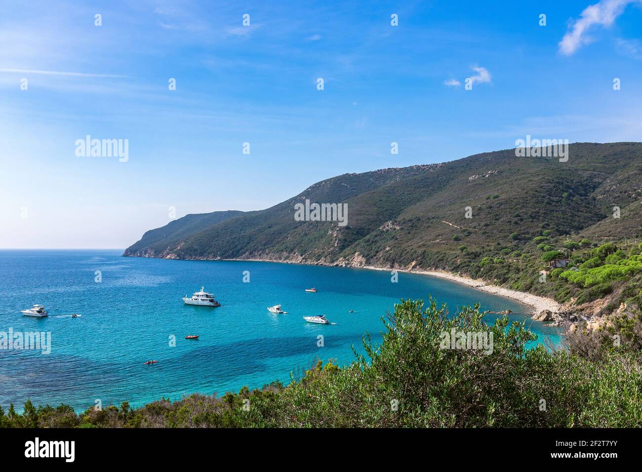 Vue panoramique sur le lagon bleu caché de l'île d'Elbe. Toscane, Italie. Banque D'Images