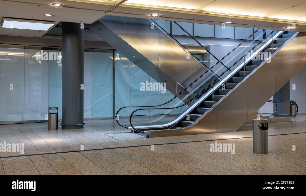 Escaliers mécaniques dans un centre commercial vide à Berlin, en Allemagne Banque D'Images