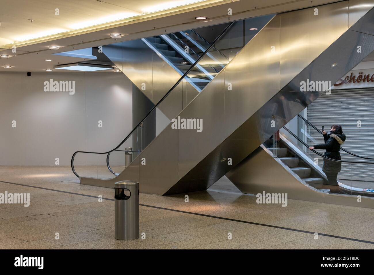 Escaliers mécaniques dans un centre commercial vide à Berlin, en Allemagne Banque D'Images