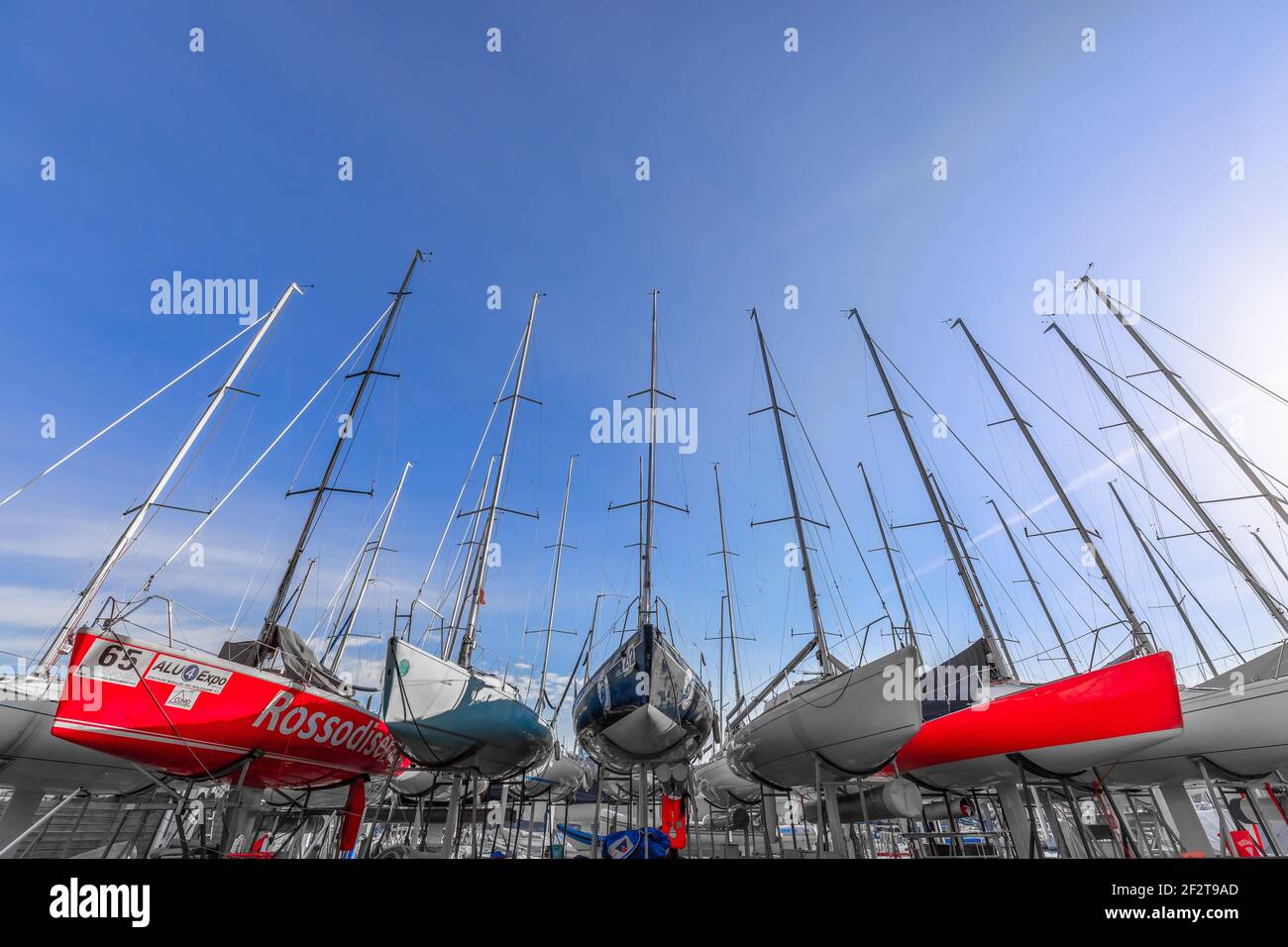 SALO, ITALIE - 24 FÉVRIER 2019 : bateaux à voile prêts à être lancés après le stockage d'hiver. Banque D'Images