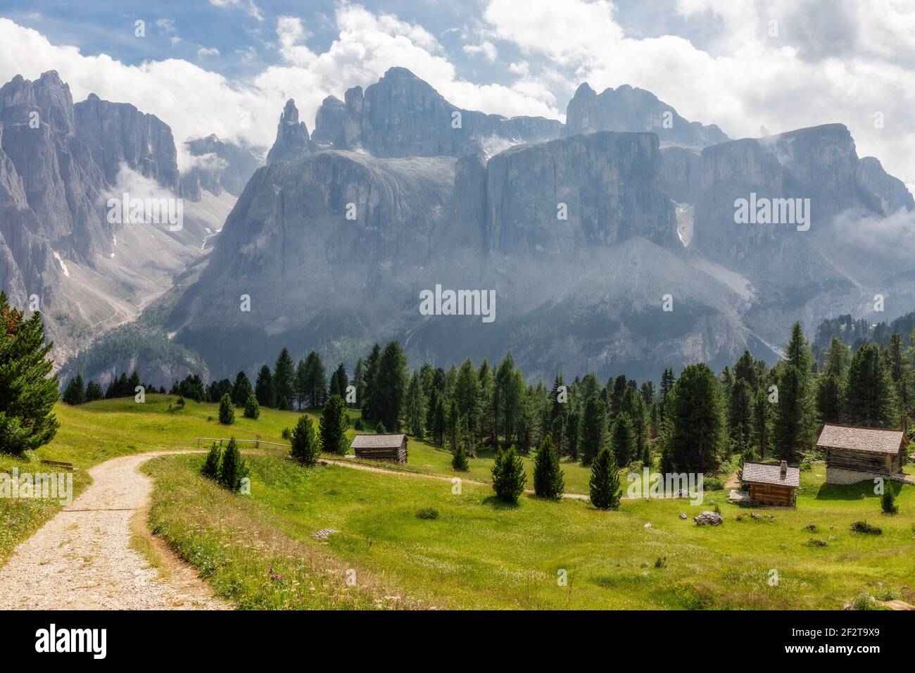 Chemin pittoresque sur une prairie alpine haute entourée de pics brumeux. Dolomites italiens. Alpes italiennes, Alto Adige, Colfosco. Banque D'Images