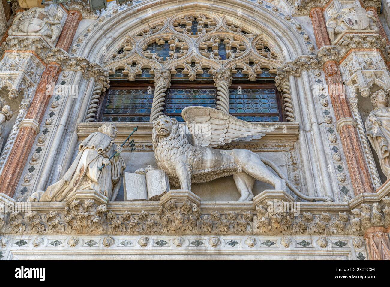 Décoration en marbre de l'entrée (Porta della Carta) du Palais des Doges (Palazzo Ducale) avec le symbole de Venise le Lion ailé. Place Saint-Marc (P Banque D'Images