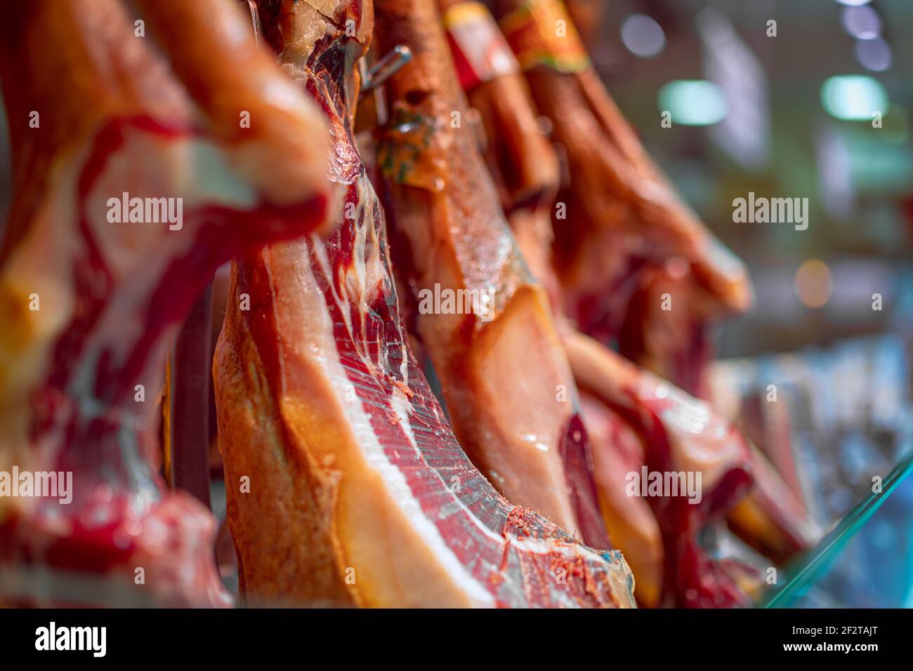 Jamon. Un jambon espagnol à l'épicerie de Barcelone. Mise au point sélective. Bokeh. Banque D'Images