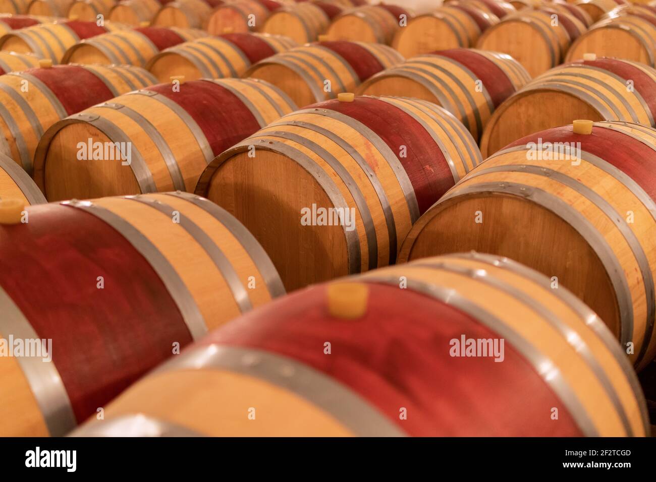 Fûts de vin empilés dans l'ancienne cave du domaine. (Mise au point sélective) Banque D'Images