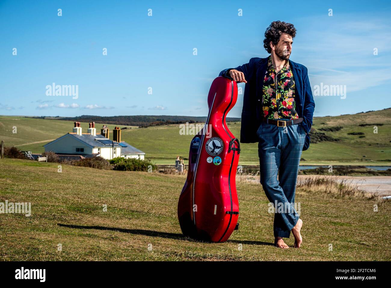 Le violoncelliste australien Anthony Albrecht, directeur du festival de musique de Lapwing, arrive dans les cottages des garde-côtes de Cuckmere Haven East Sussex. Cinq Banque D'Images