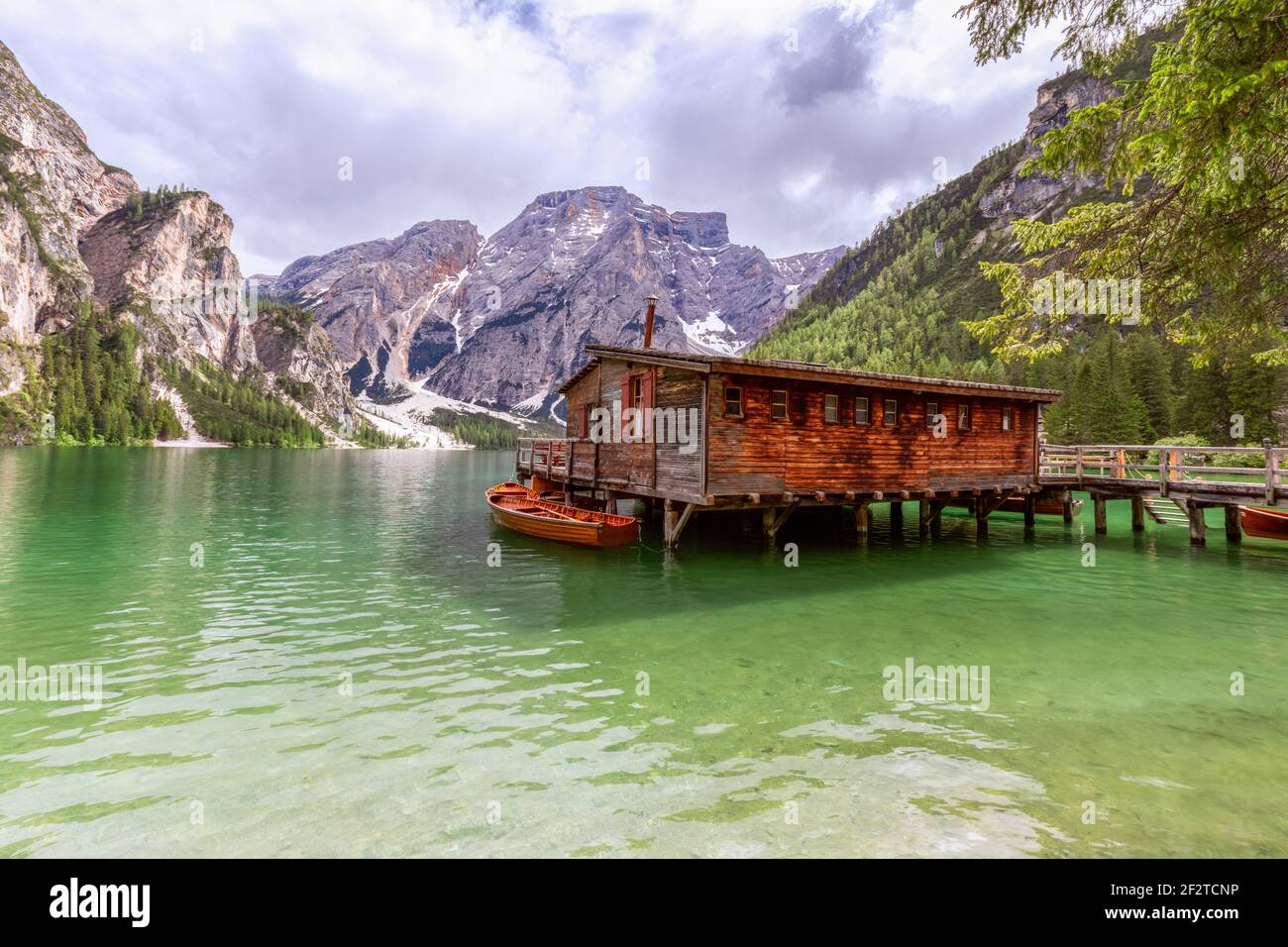 Vue sur la maison de bateau sur le célèbre lac Braies avec eau émeraude. Alpes dolomites italiennes. (En arrière-plan de la montagne Seekofel) Banque D'Images