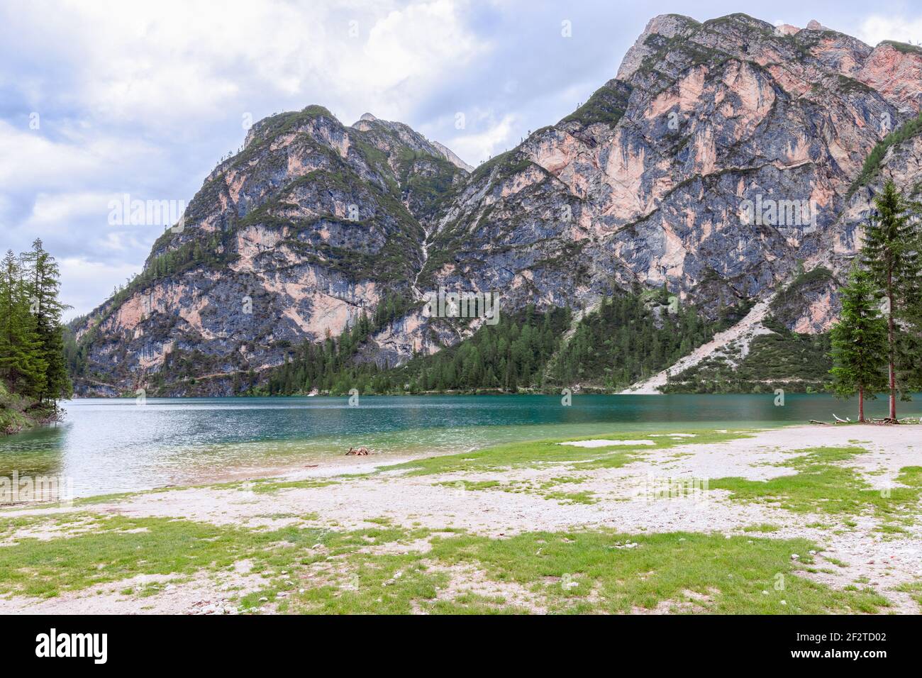 Vue en soirée sur le plus beau lac alpin de Braies. Dolomites italiens Banque D'Images