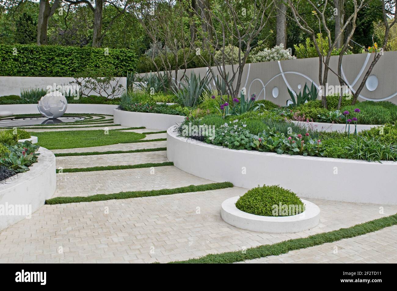 Jardin aquatique moderne avec sculpture et lits surélevés et sculpture Banque D'Images