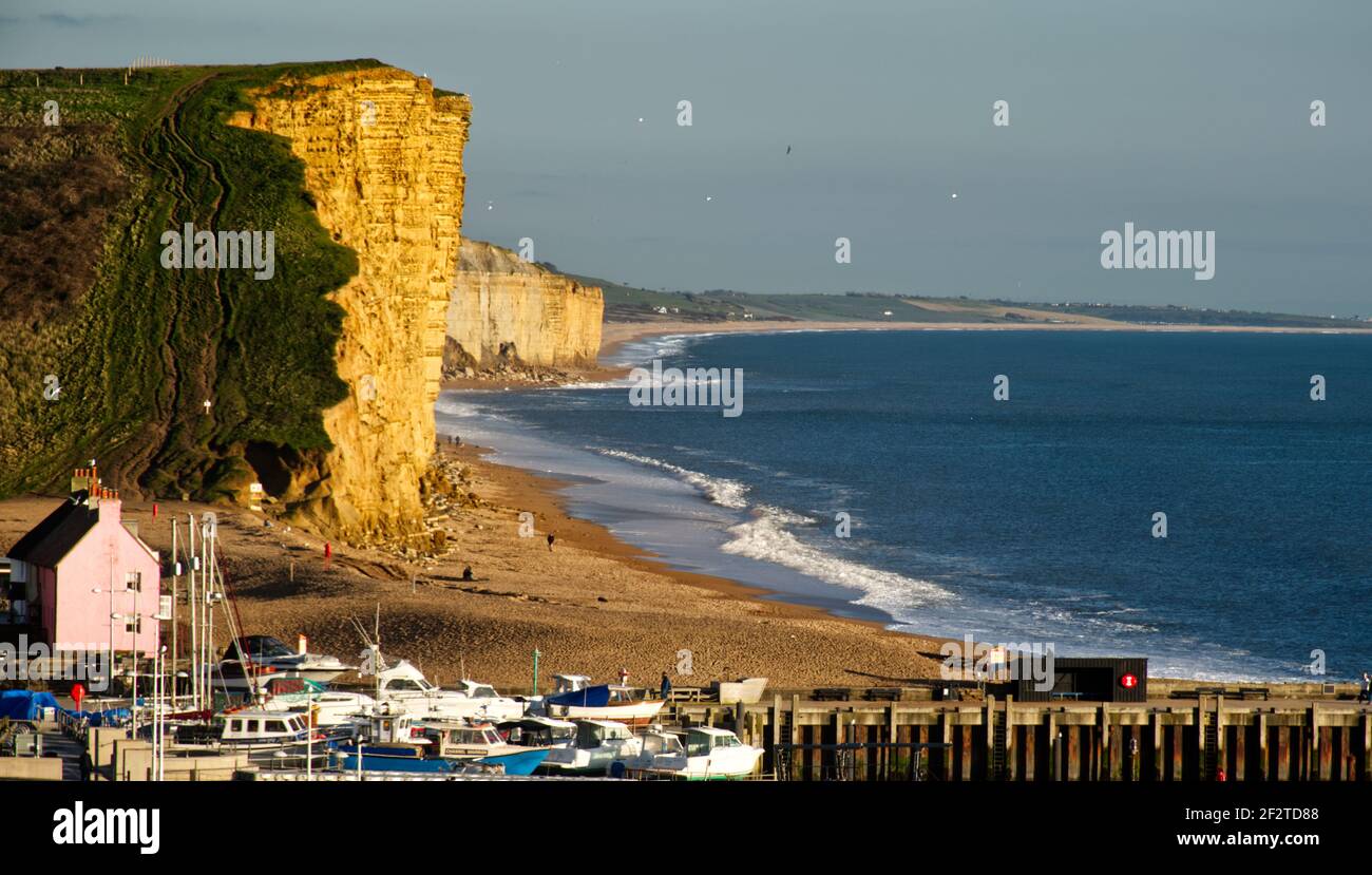 Falaises de West Bay et port Banque D'Images