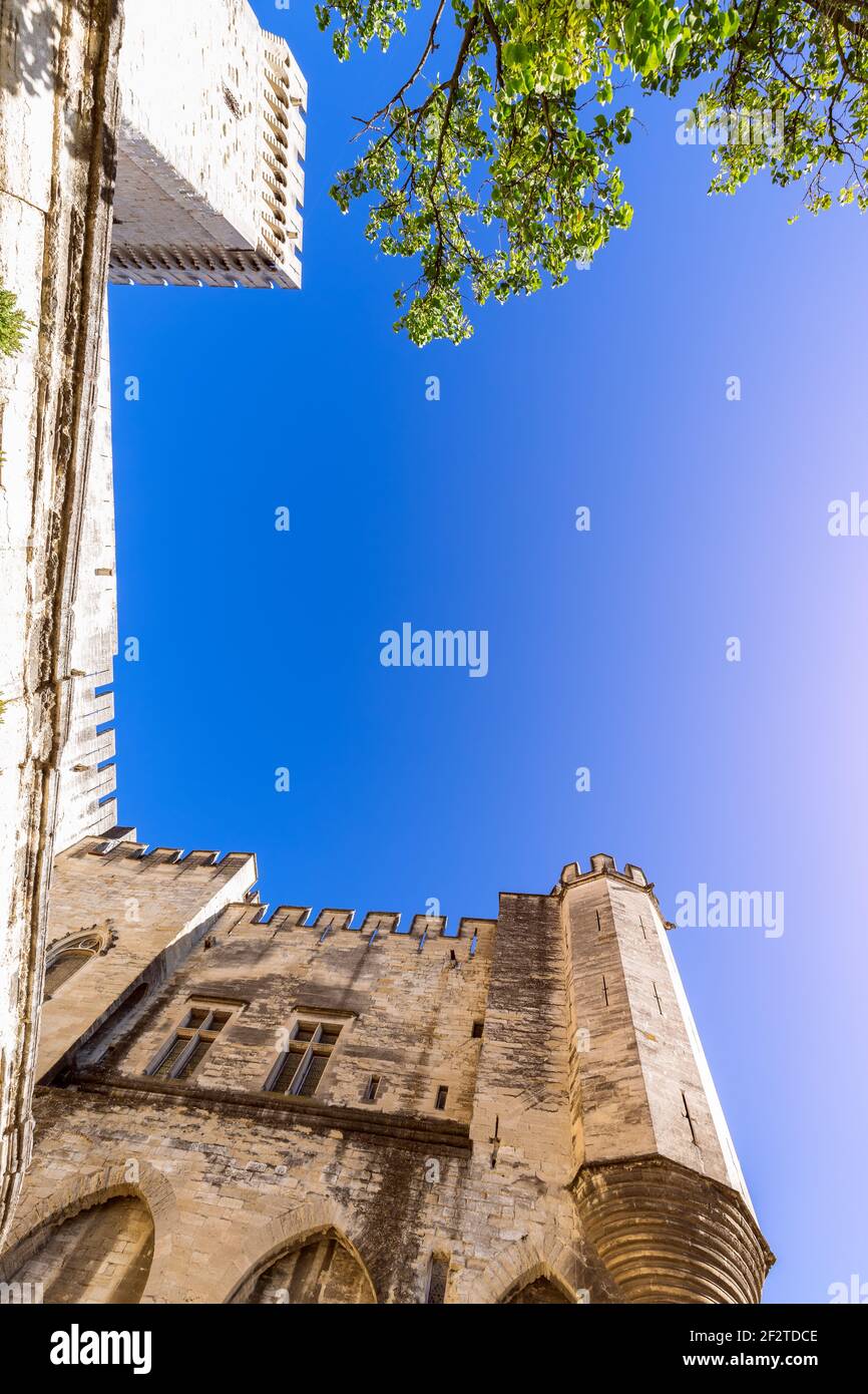 Vue de bas en haut des murs du Palais des Papes En Avignon Banque D'Images