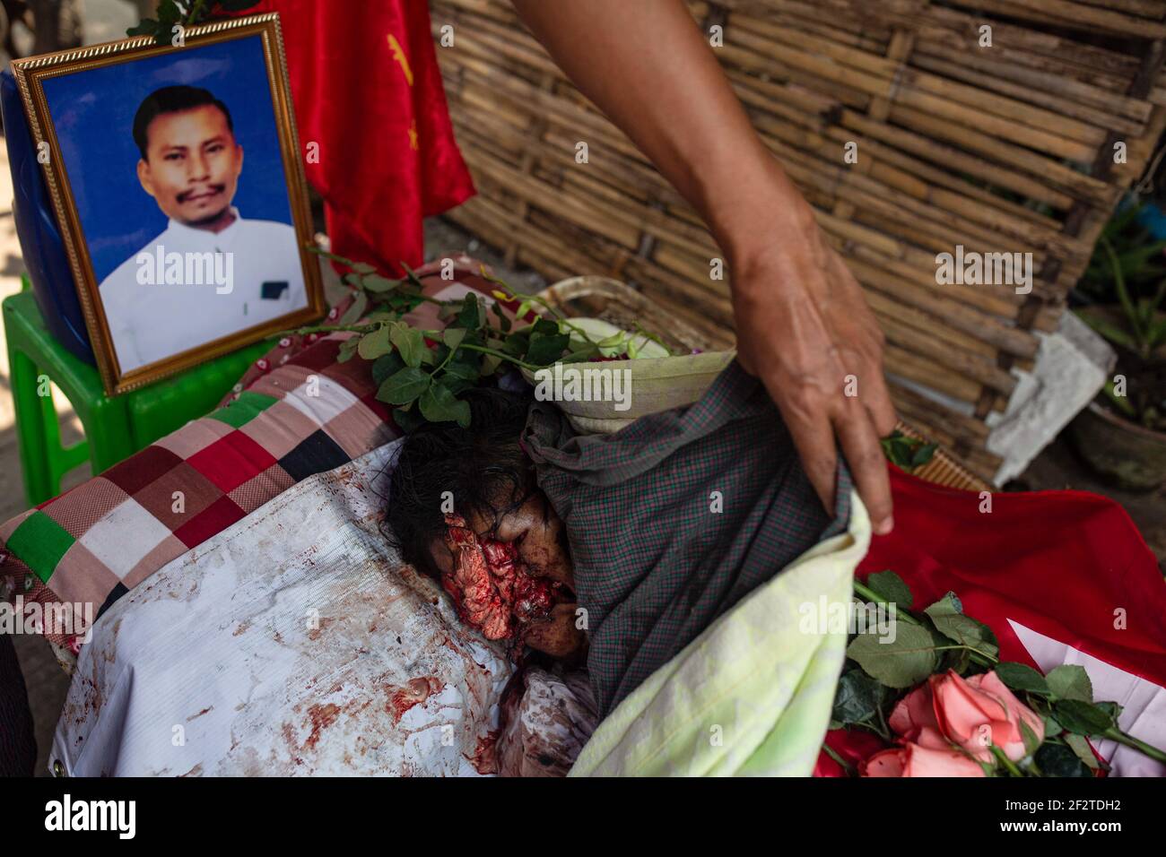 (NOTE DE LA RÉDACTION : l'image dépeint la mort) UN homme montre le visage défiguratif de 'Sithu', un manifestant pro-démocratie de 37 ans abattu à la tête par les forces de sécurité lors d'une manifestation contre le coup d'État militaire à Yangon le 12 mars, où les forces de sécurité du Myanmar ont attaqué des manifestants avec des balles en caoutchouc, des munitions réelles, des gaz lacrymogènes et des bombes lacrymogènes tuent plusieurs manifestants. L'armée du Myanmar a arrêté le conseiller d'État du Myanmar Aung San Suu Kyi le 01 février 2021 et a déclaré l'état d'urgence tout en prenant le pouvoir dans le pays pendant un an après avoir perdu les élections contre la Ligue nationale pour Banque D'Images