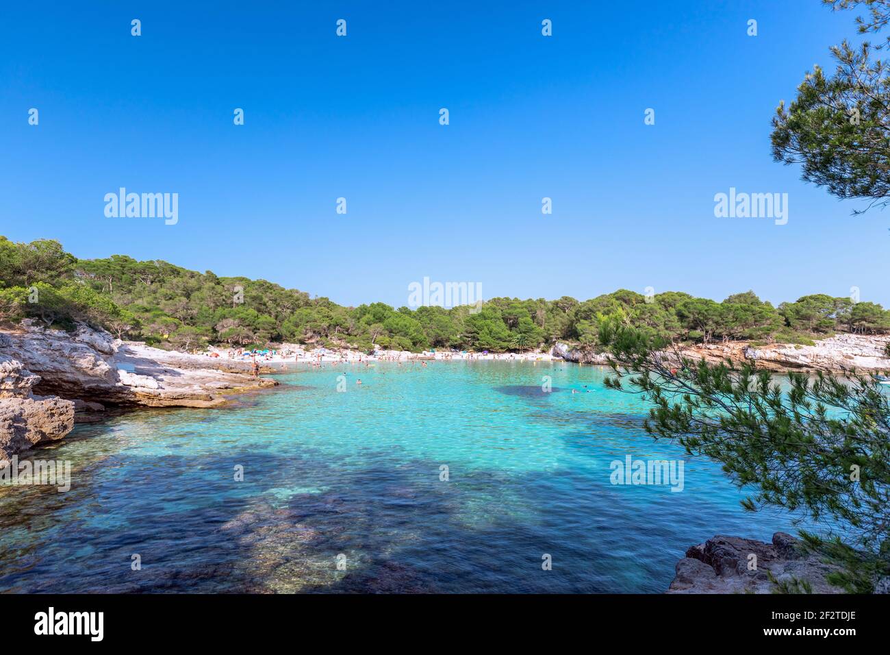 Vue panoramique sur la célèbre plage de Cala Turqueta. Minorque, Iles Baléares, Espagne Banque D'Images