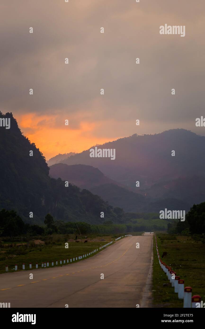 Magnifique coucher de soleil dans le parc national Phong Nha Ke Bang au Vietnam. Paysage rural photo prise en Asie du Sud-est. Banque D'Images