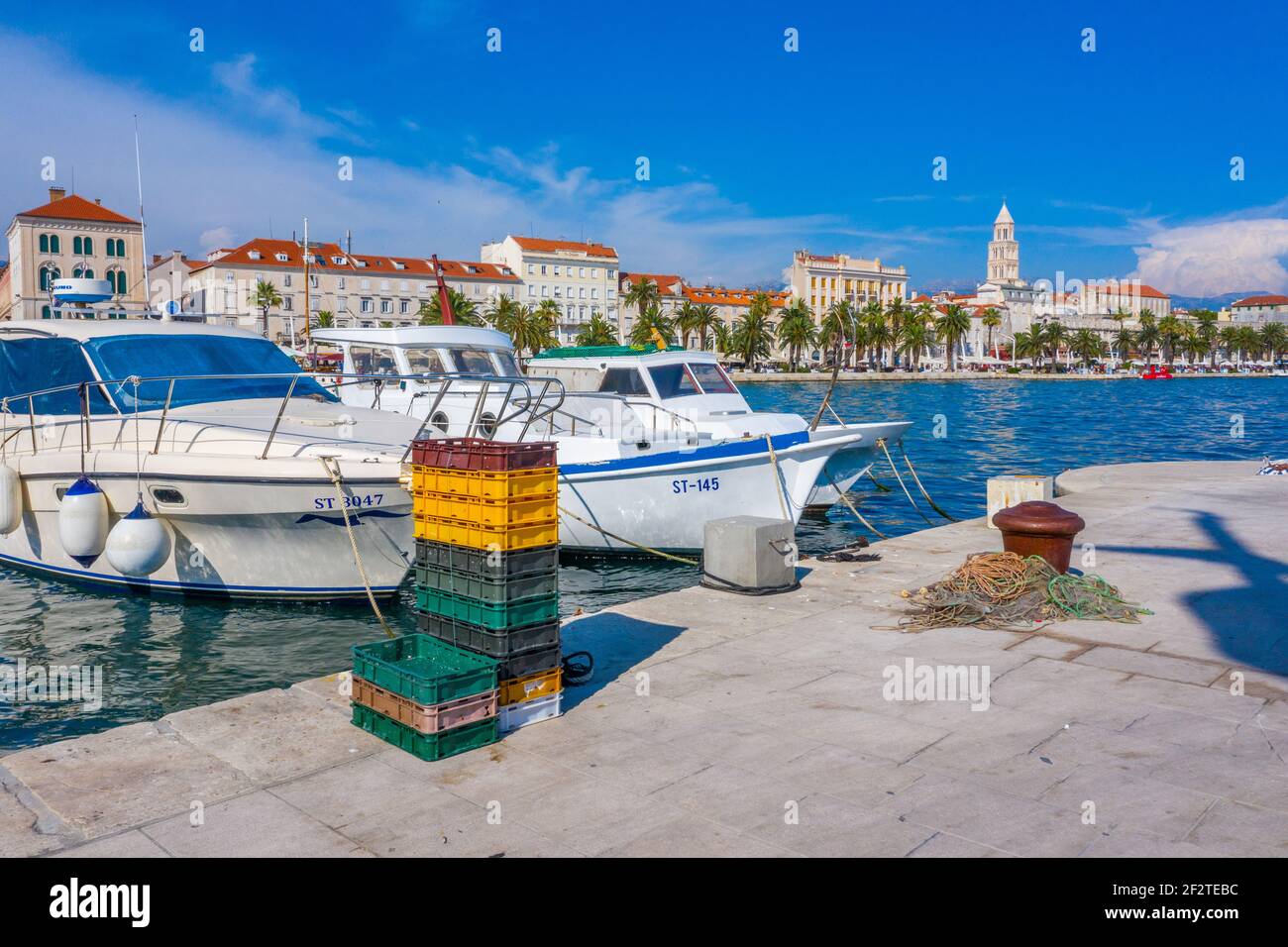 Paysage urbain de Split vu derrière des bateaux d'amarrage, Croatie Banque D'Images