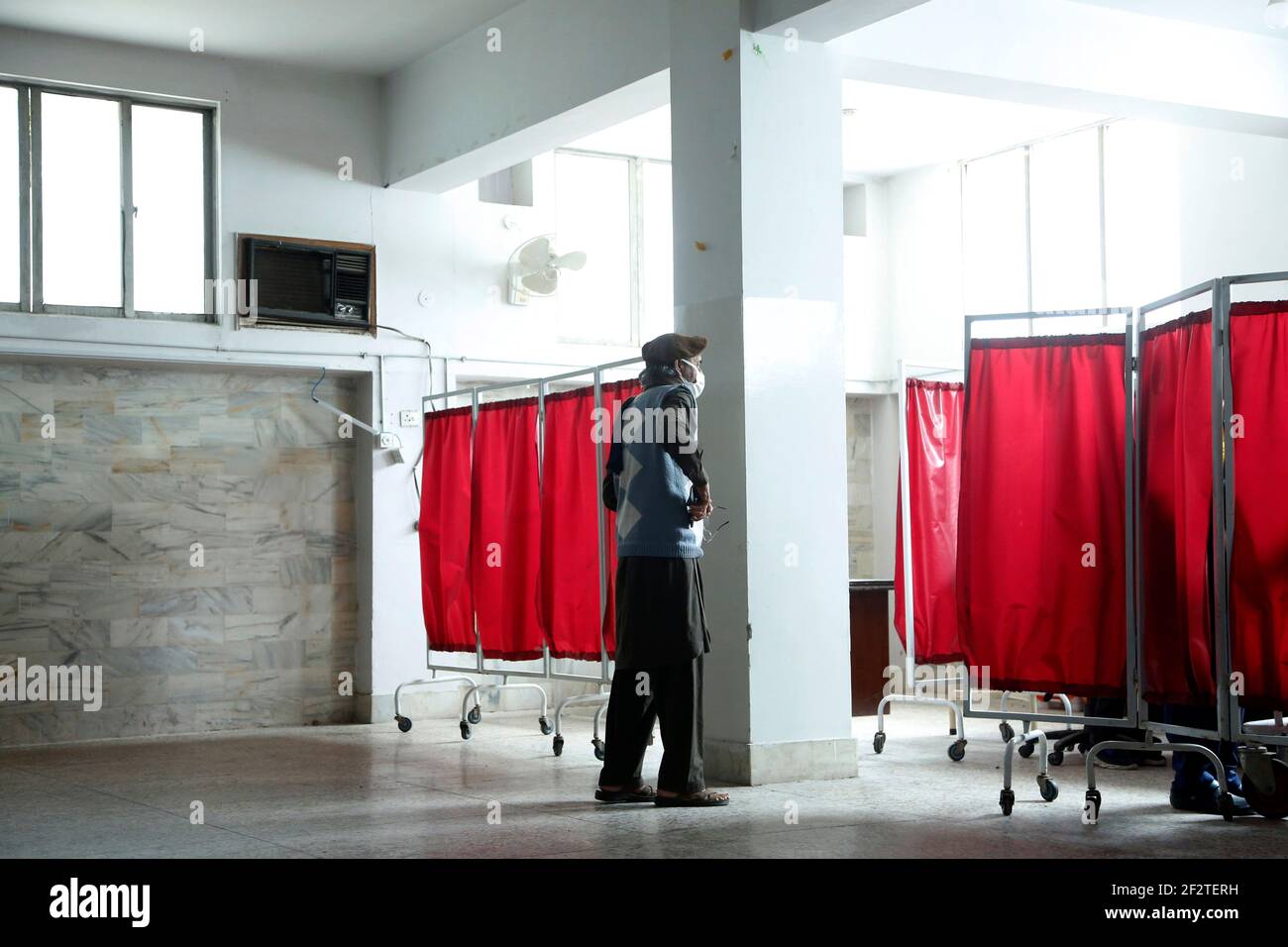 (210313) -- RAWALPINDI, le 13 mars 2021 (Xinhua) -- UN aîné marche vers un stand de vaccination dans un centre de vaccination à Rawalpindi, dans la province du Punjab au Pakistan, le 13 mars 2021. Le Pakistan a commencé à vacciner mercredi les personnes âgées de 60 ans et plus. (Xinhua/Ahmad Kamal) Banque D'Images