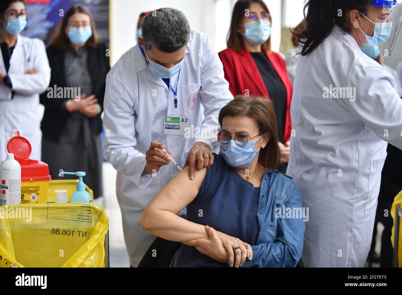 31 mai 2020, Tunis, Tunisie: Une infirmière tunisienne inocule un agent de  santé contre le Covid-19..le gouvernement tunisien dit que l'objectif de  cette session est d'atteindre 50% de la population du pays