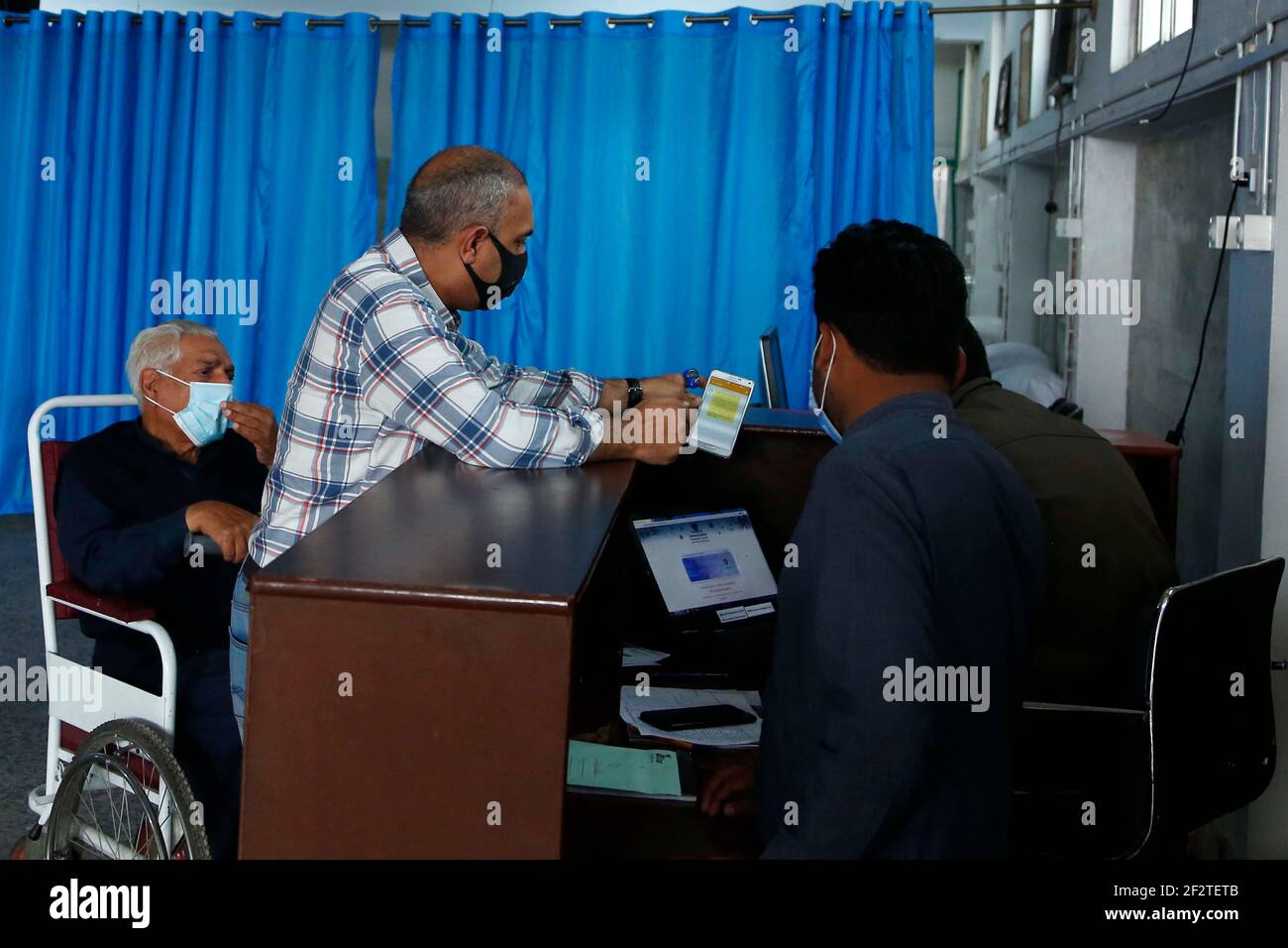 (210313) -- RAWALPINDI, 13 mars 2021 (Xinhua) -- UN citoyen âgé vérifie les renseignements dans un centre de vaccination de Rawalpindi, dans la province pakistanaise du Punjab, le 13 mars 2021. Le Pakistan a commencé à vacciner mercredi les personnes âgées de 60 ans et plus. (Xinhua/Ahmad Kamal) Banque D'Images