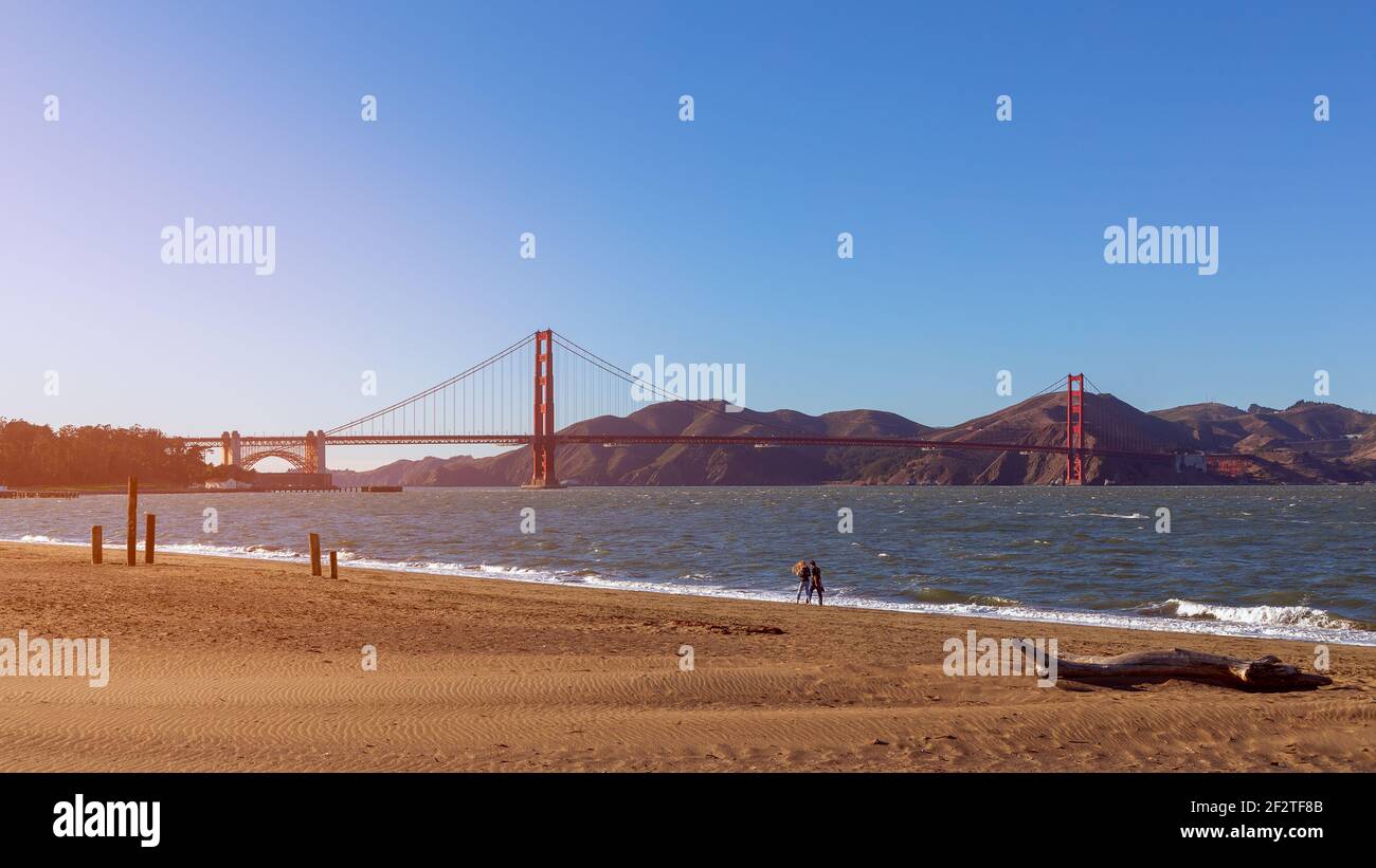 Belle vue depuis la plage de Crissy Field du célèbre Golden Gate Bridge à la lumière du soleil couchant. Banque D'Images
