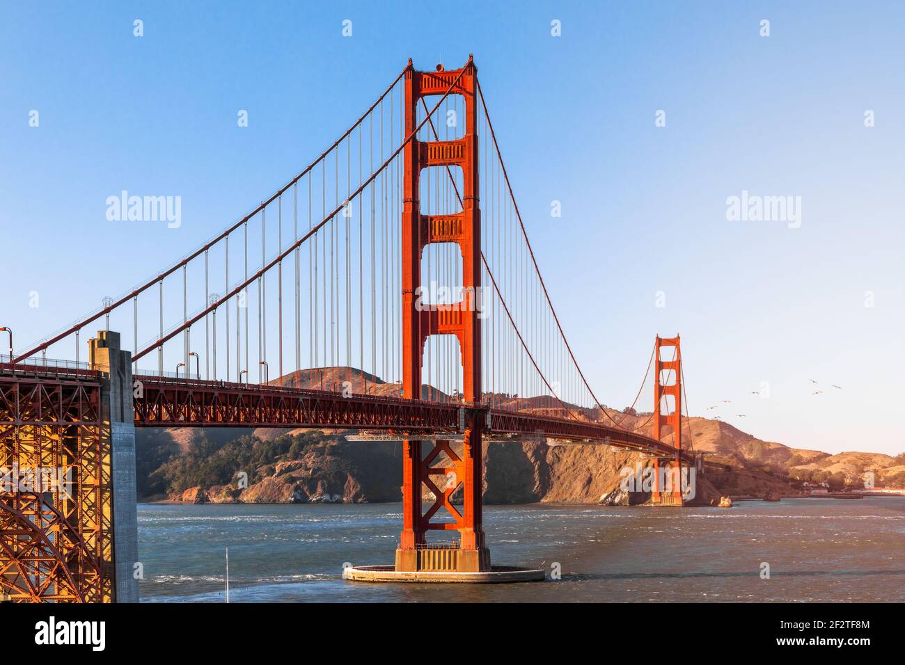 Vue magnifique sur le célèbre Golden Gate Bridge de San Francisco dans les rayons du soleil couchant Banque D'Images