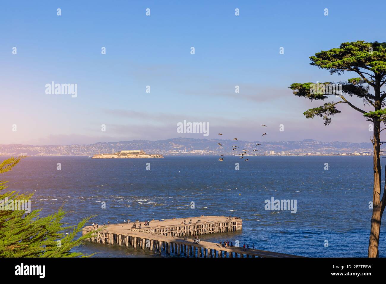 Vue sur l'île d'Alcatraz à San Francisco, États-Unis. (une fois une prison fédérale maintenant un musée) Banque D'Images