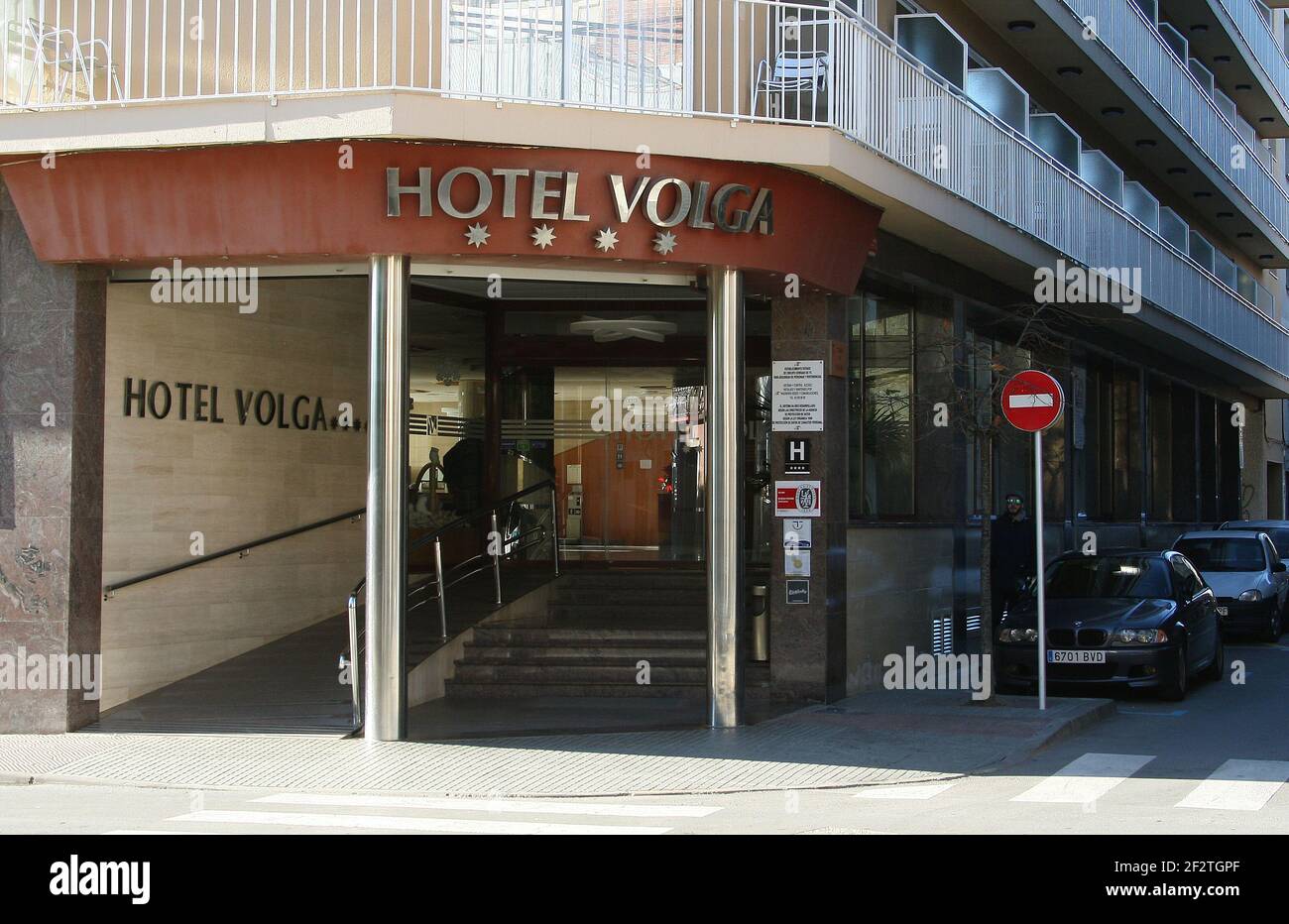 Entrée principale de l'hôtel Volga dans la ville balnéaire De Calella sur la Costa Brava près de Barcelone en Catalogne Espagne UE 2019 Banque D'Images
