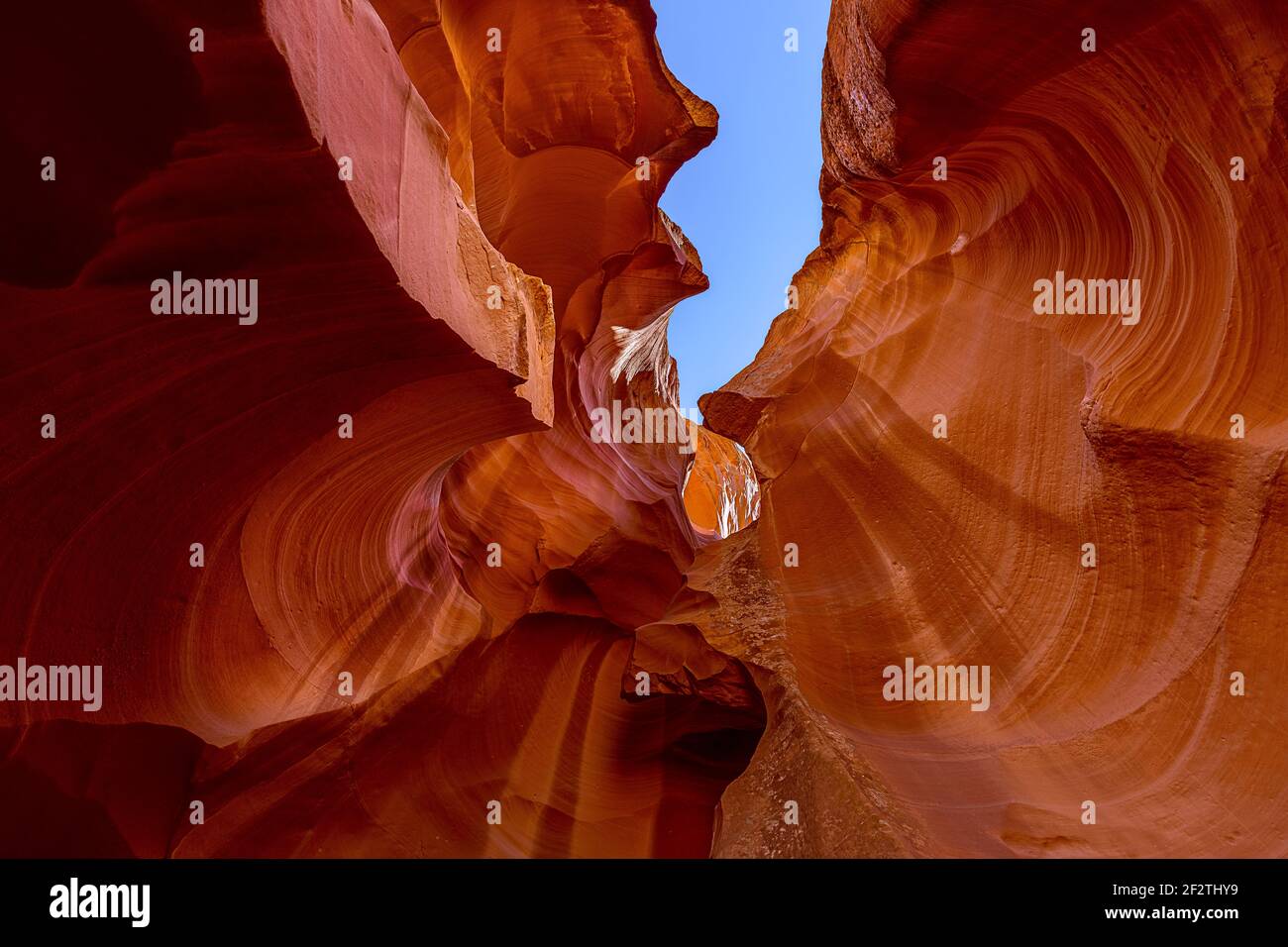 Belle vue sur les formations de grès étonnantes dans le célèbre Antelope Canyon lors d'une journée ensoleillée près de la ville page. Arizona, États-Unis Banque D'Images