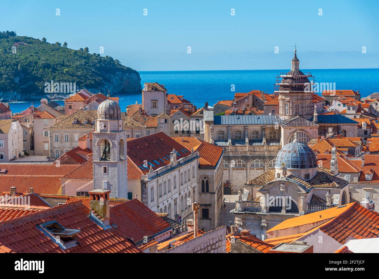 Coupoles et tours d'église dans la vieille ville de Dubrovnik, Croatie Banque D'Images