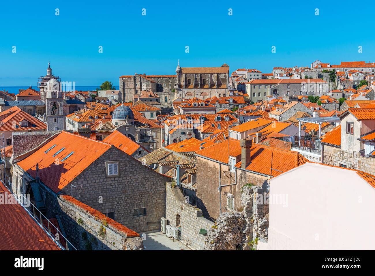 Vue aérienne des toits rouges de la vieille ville de Dubrovnik, Croatie Banque D'Images