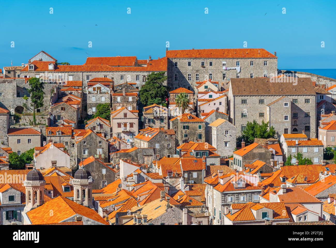Vue aérienne des toits rouges de la vieille ville de Dubrovnik, Croatie Banque D'Images