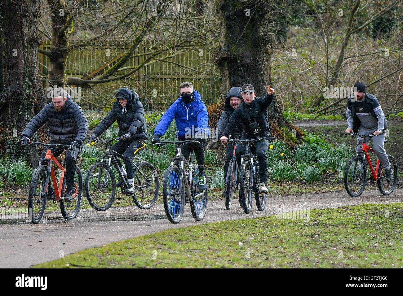 Les cyclistes traversent le Bute Park à Cardiff, au pays de Galles, où les restrictions de séjour à la maison sont assouplies et où les personnes sont autorisées à voyager dans leur région, y compris pour rencontrer des membres de leur famille et des amis qui vivent dans la région tant qu'il est à l'extérieur. Date de la photo: Samedi 13 mars 2021. Banque D'Images