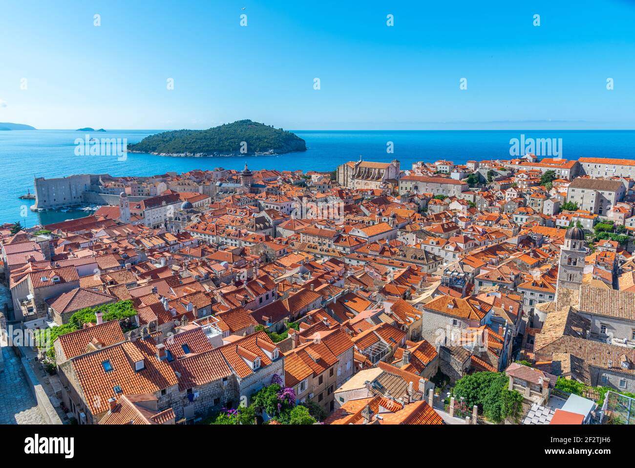 Vue aérienne des toits rouges de la vieille ville de Dubrovnik et de l'île de Lokrum, Croatie Banque D'Images