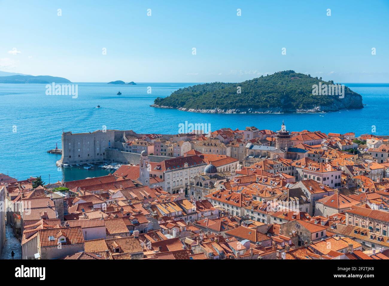 Vue aérienne des toits rouges de la vieille ville de Dubrovnik et de l'île de Lokrum, Croatie Banque D'Images