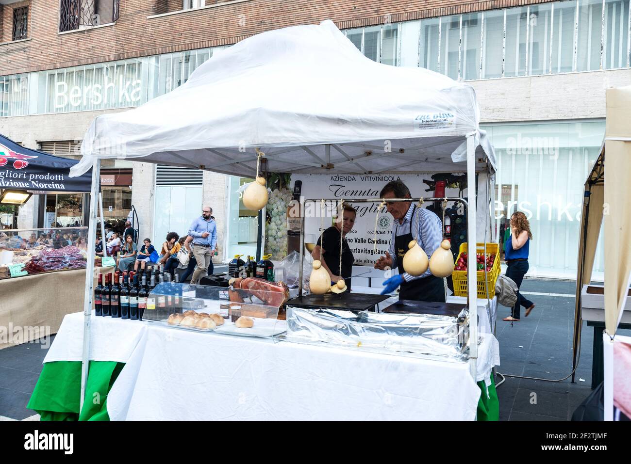 Naples, Italie - 9 septembre 2019 : vendeur dans une boutique de fromages  et de saucisses sur un