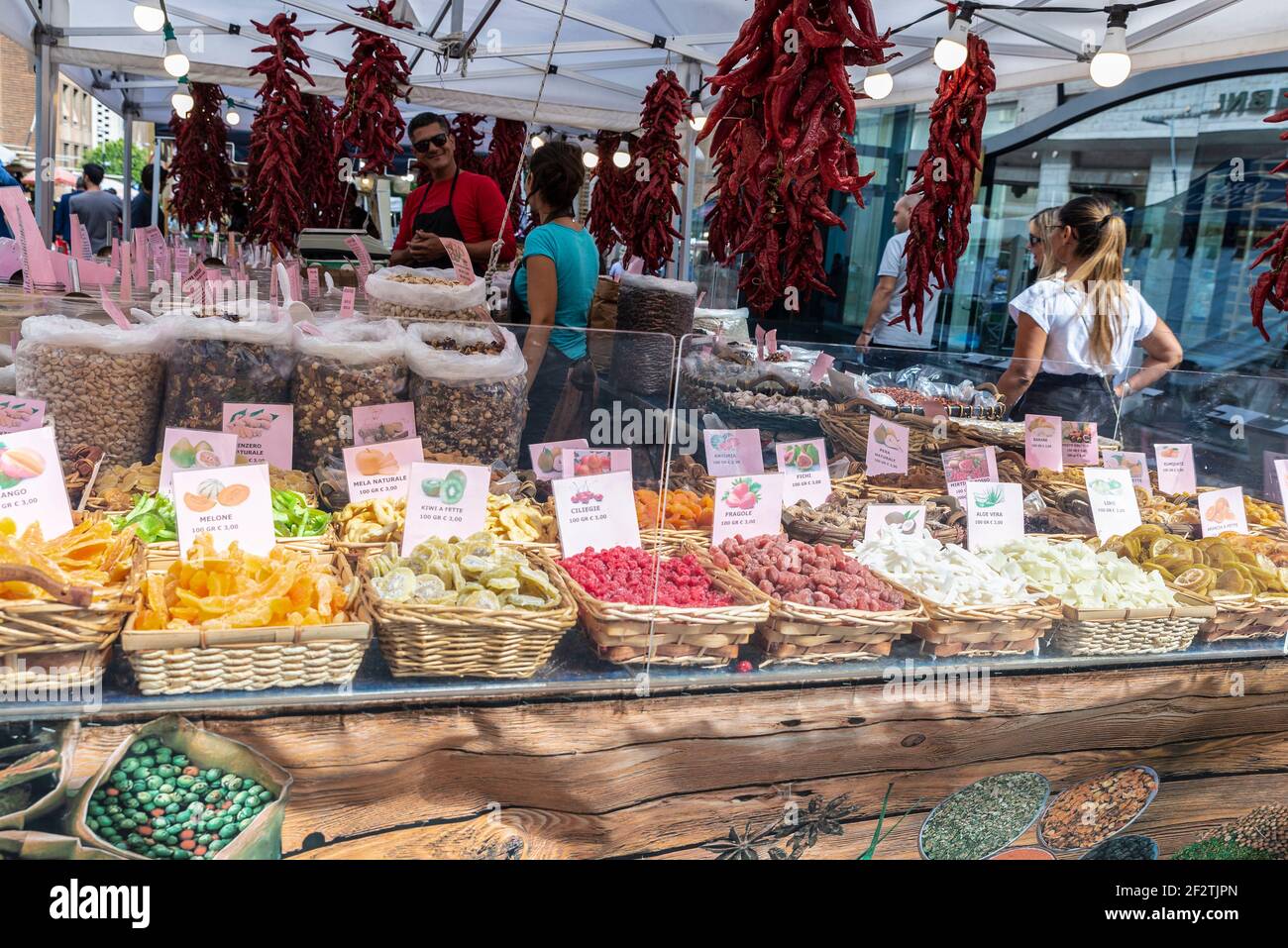 Naples, Italie - 9 septembre 2019 : vendeur dans une boutique de fruits secs sur un marché de la rue avec des gens autour de via Toledo, Naples, Italie Banque D'Images