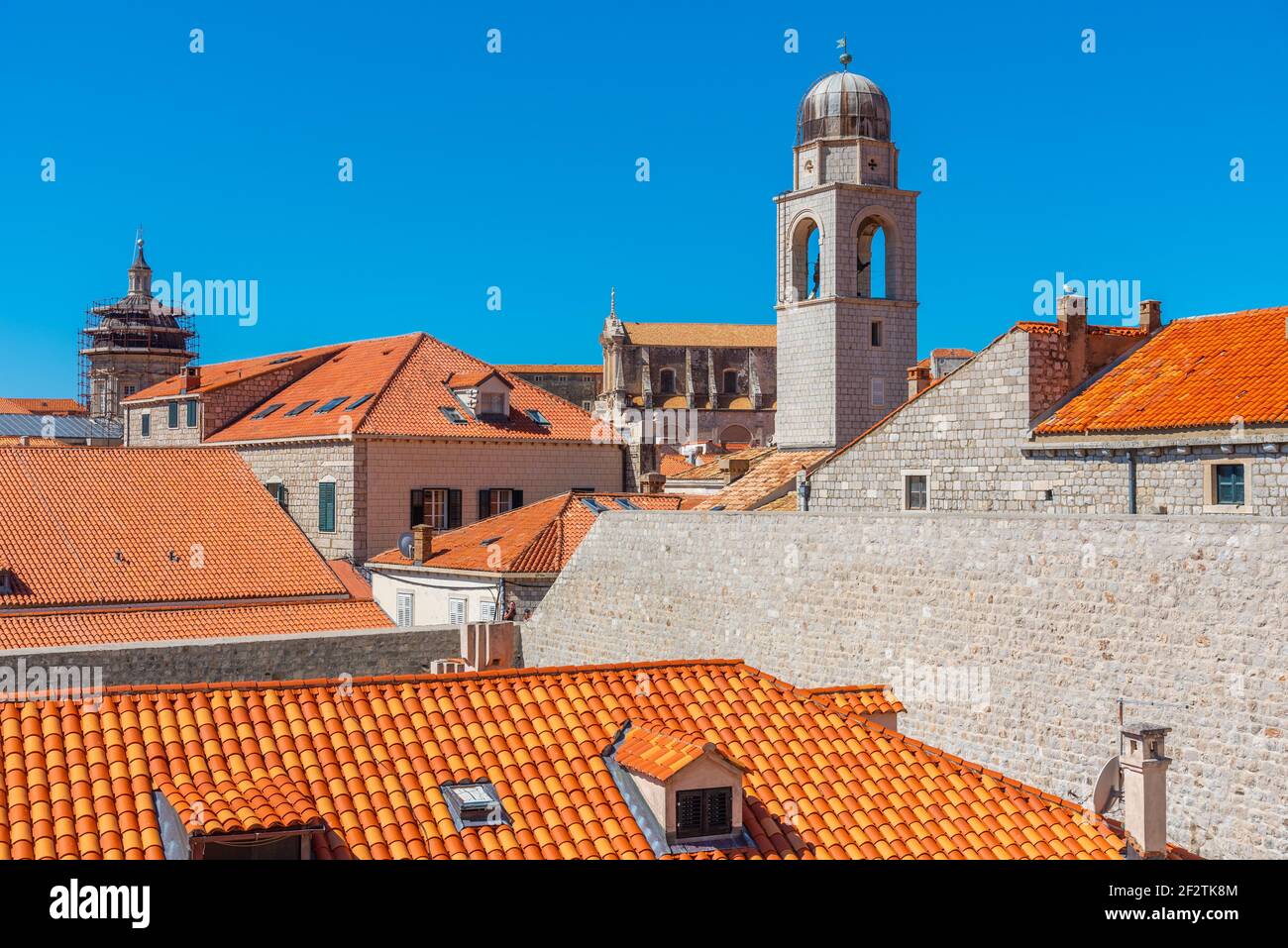 Coupoles et tours d'église dans la vieille ville de Dubrovnik, Croatie Banque D'Images
