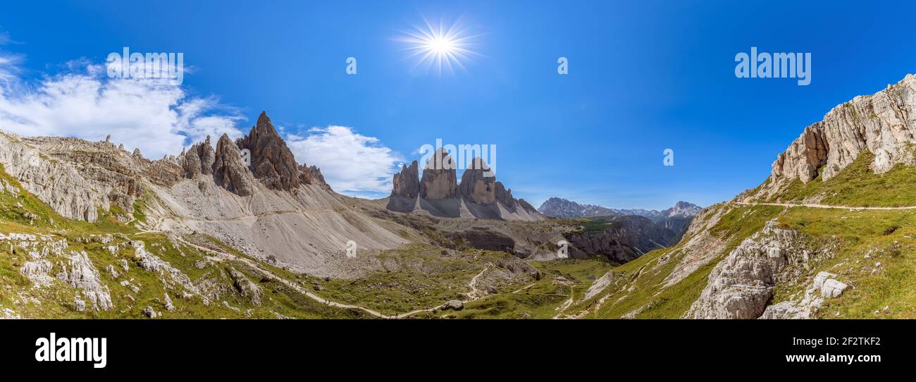 Hyper panorama du parc naturel de Tre Cime avec les trois célèbres sommets de Tre Cime di Lavaredo. Tyrol du Sud, Italie Banque D'Images