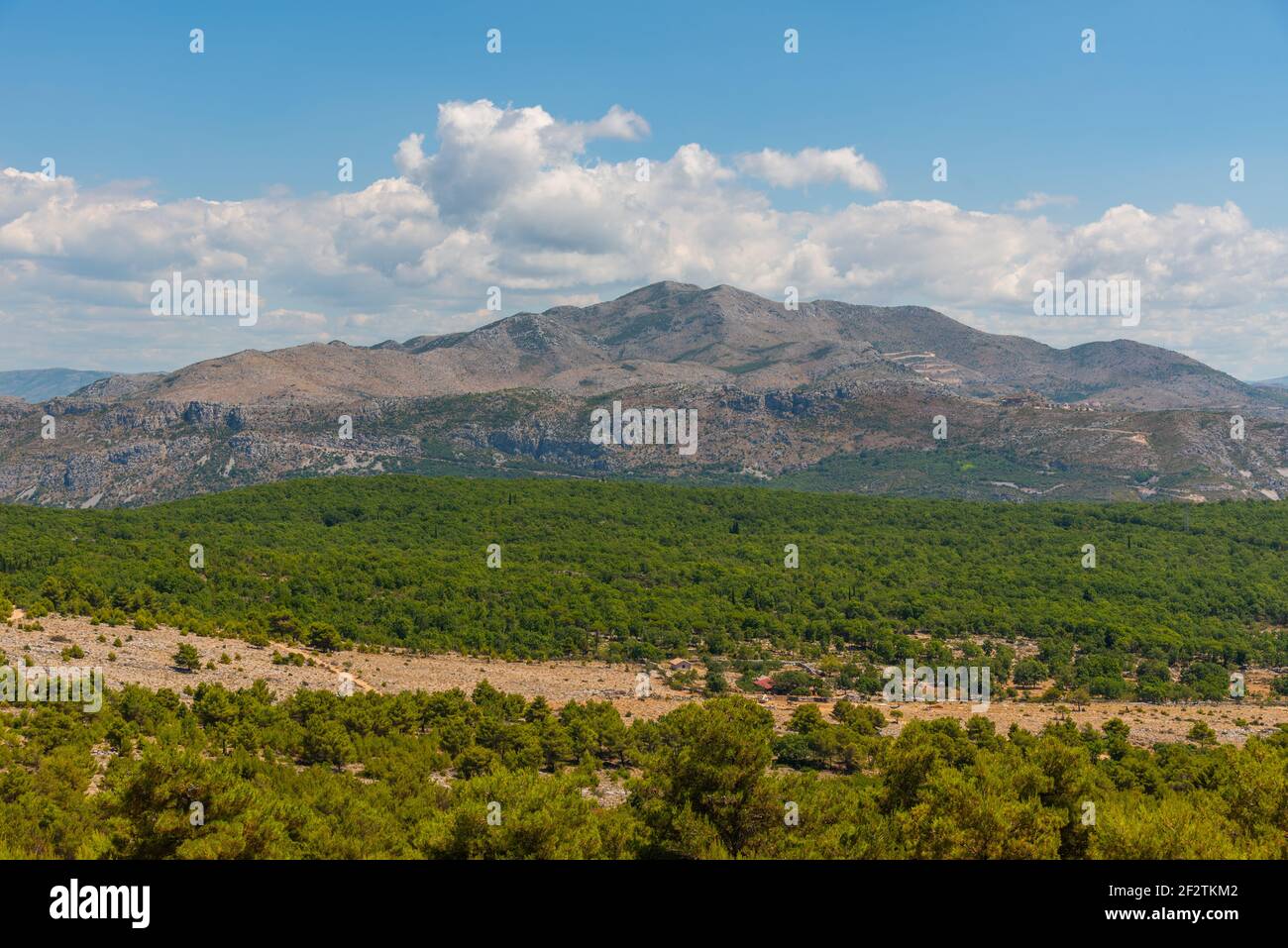 Chaîne de montagnes créant une frontière naturelle entre la Croatie et la Bosnie Et Herzégovine près de Dubrovnik Banque D'Images