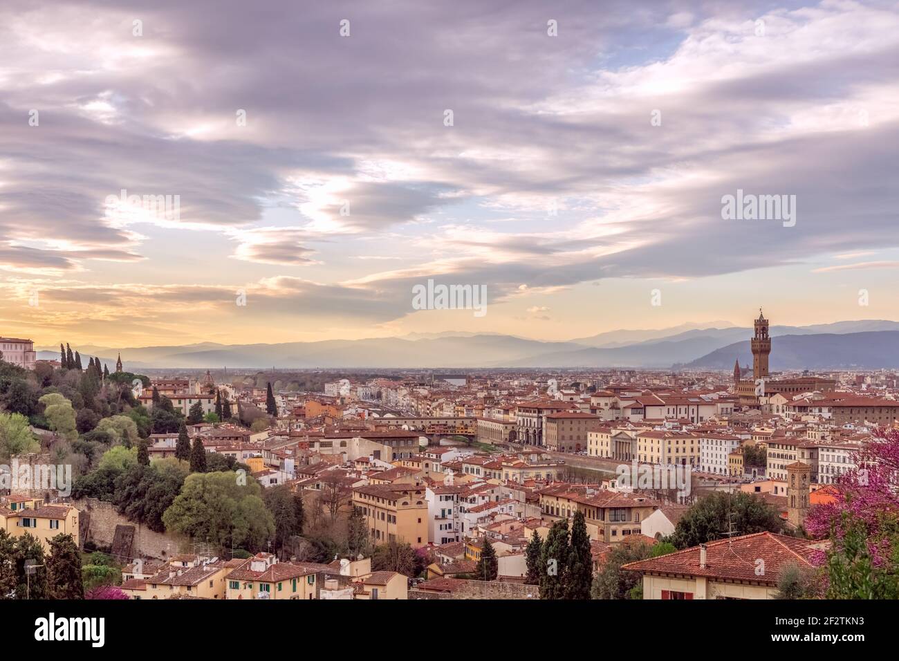Vue panoramique sur le centre historique de Florence au coucher du soleil. Toscane, Italie Banque D'Images