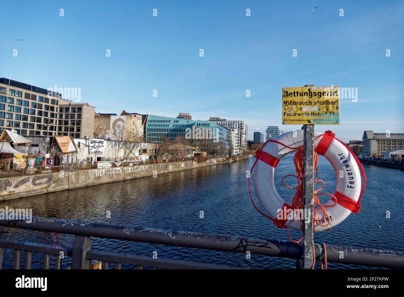 Blick von Schilingbruecke auf Spreefer,Yaam Club , geschlossen im Corona-Lockdown, Rückseite Hotel Amano, Neubauten an der Spree, Friedrichshain, B Banque D'Images