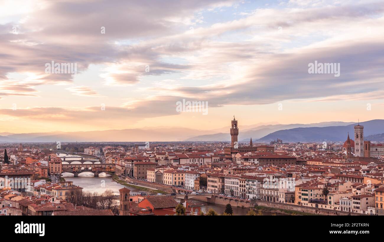 Vue panoramique sur le centre historique de Florence au coucher du soleil. Toscane, Italie Banque D'Images