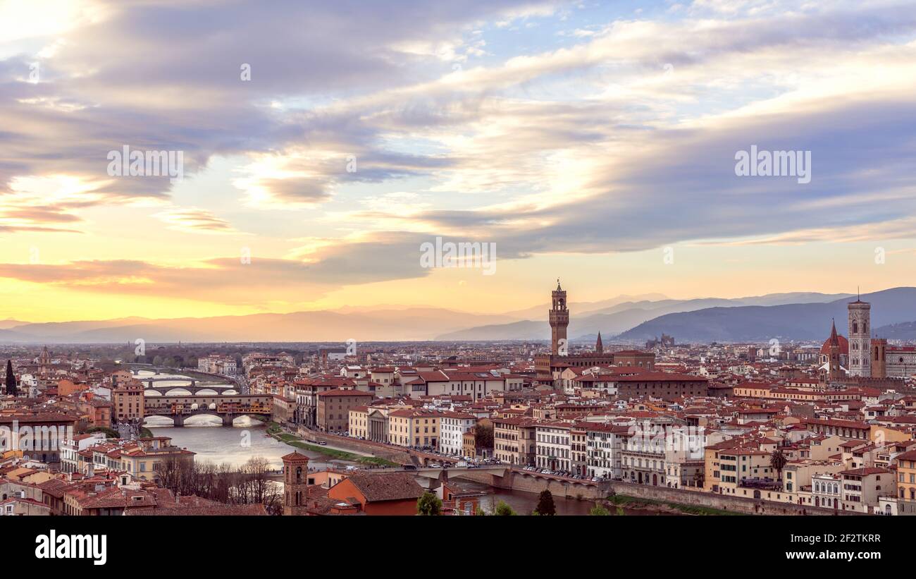 Vue panoramique sur le centre historique de Florence et le Palazzo Vecchio, la cathédrale de Florence et le Ponte Vecchio au coucher du soleil. Toscane, Italie Banque D'Images