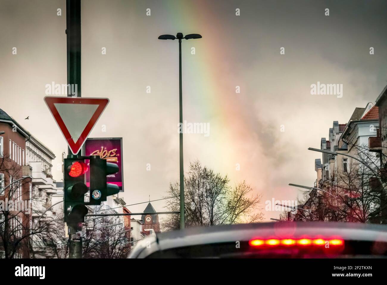 11.03.2021, Heftiges Gewitter über Berlin, Sturmböen, Regenwolken, Sonnenallee, Berlin-Neukölln, Banque D'Images